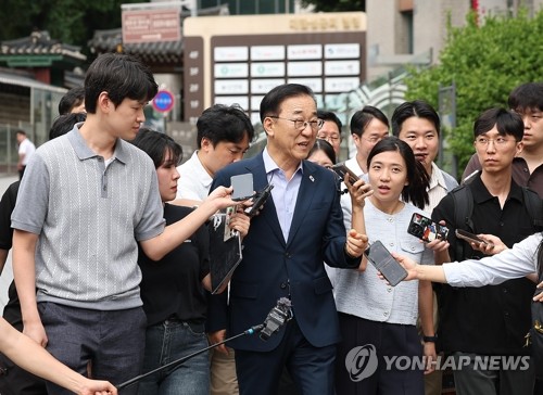 용산공원 주택공급 회동 장소로 이동하는 김윤덕 장관
