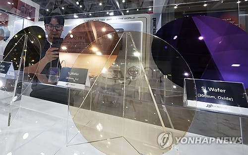 차세대 반도체 패키징 산업전 찾은 관람객들