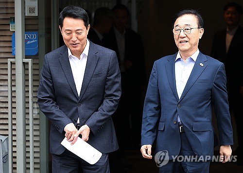 대화하며 나서는 김윤덕 장관-오세훈 서울시장