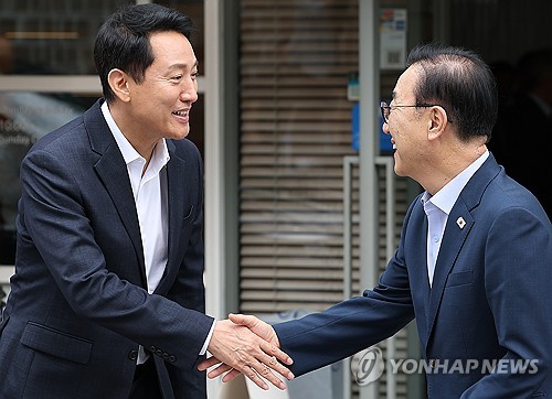 악수하는 김윤덕 국토부 장관-오세훈 서울시장