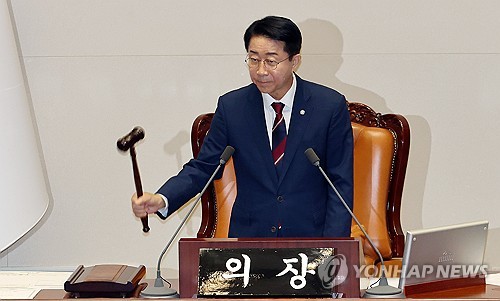 의사봉 두드리는 조정식 국회의장