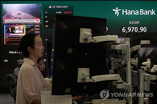 중구 하나은행 본점 딜링룸 전광판 모습