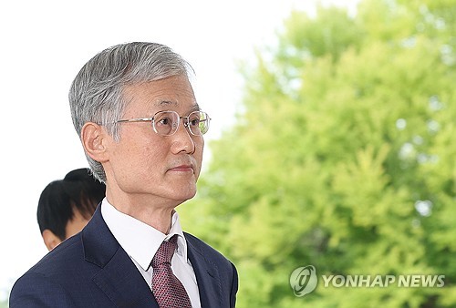 출근하는 조희대 대법원장