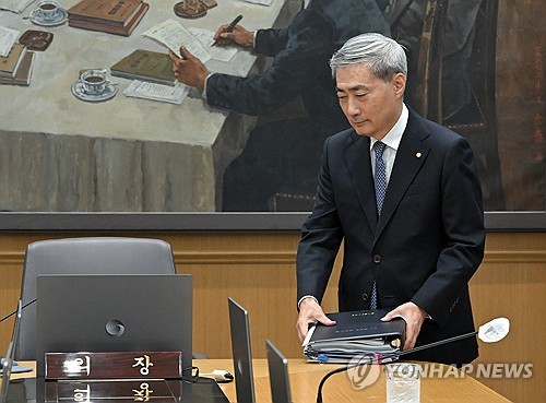 금융통화위원회 본회의 참석하는 신현송 한국은행 총재