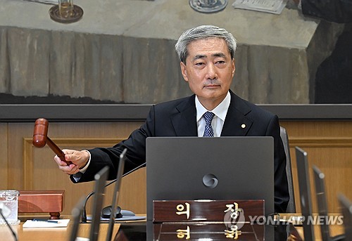 금통위, 의사봉 두드리는 신현송 한국은행 총재