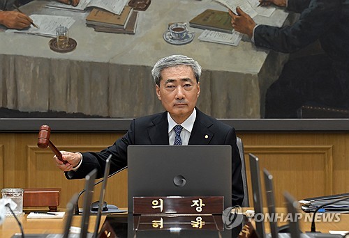 금통위, 의사봉 두드리는 신현송 한국은행 총재