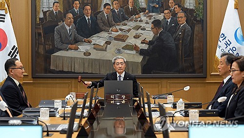 금통위, 의사봉 두드리는 신현송 한국은행 총재