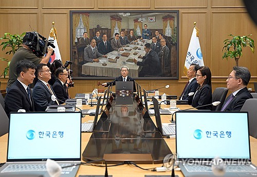 금통위, 의사봉 두드리는 신현송 한국은행 총재