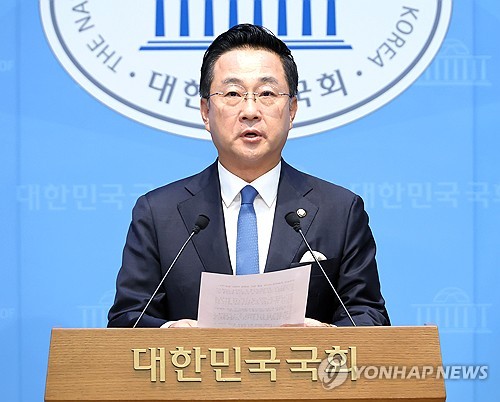현안 관련 브리핑하는 민주당 박성준 수석대변인
