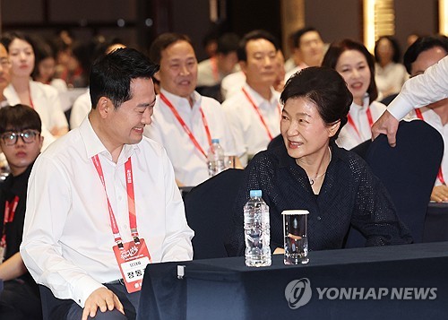대화하는 박근혜 전 대통령과 장동혁 대표