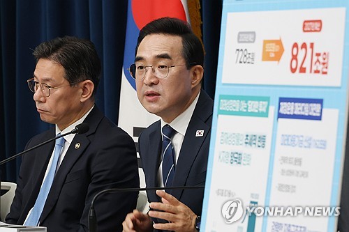 내년 예산안 브리핑하는 박홍근 기획처 장관