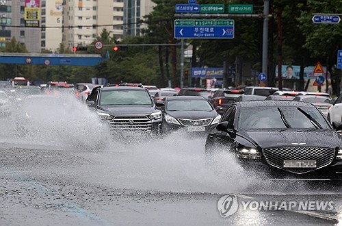 빗물에 잠긴 도로