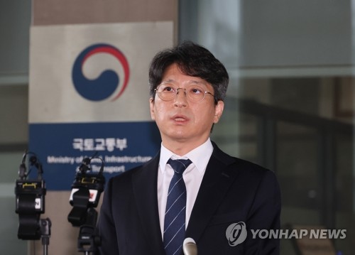취재진 질문에 답하는 홍지선 국토부 장관 후보자