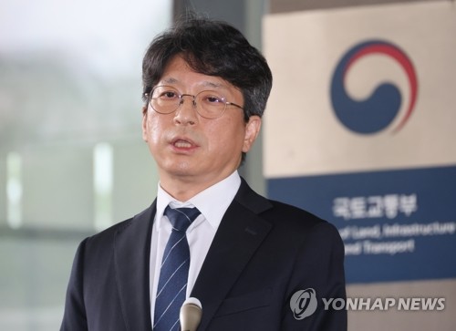취재진 질문에 답하는 홍지선 국토부 장관 후보자