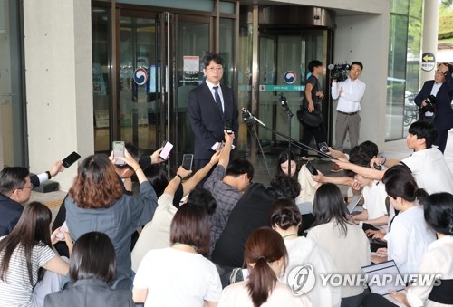 취재진 질문에 답하는 홍지선 국토부 장관 후보자