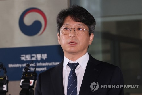 답변하는 홍지선 국토부 장관 후보자