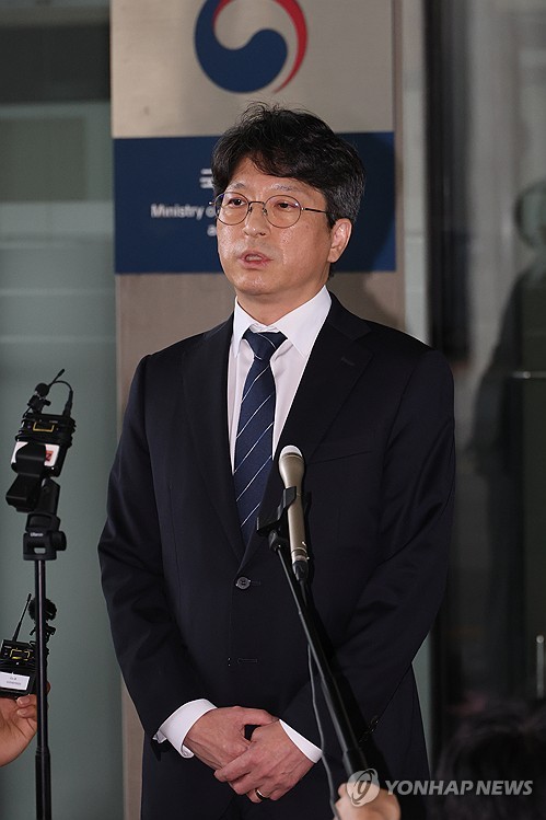 답변하는 홍지선 국토부 장관 후보자