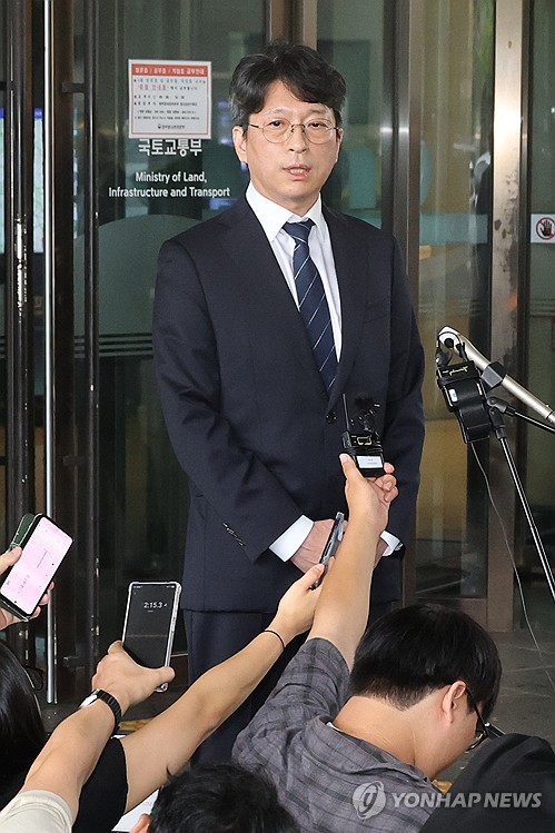 답변하는 홍지선 국토부 장관 후보자