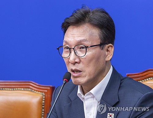 발언하는 김민석 대표