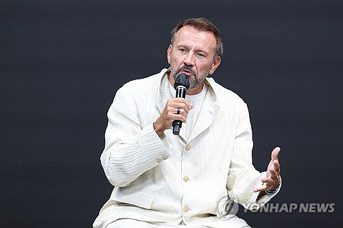 답하는 마우로 포르치니 삼성전자 CDO