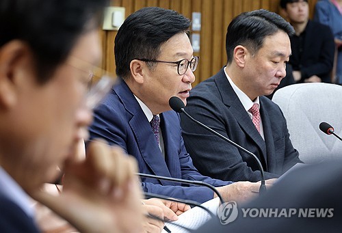 발언하는 정점식 원내대표