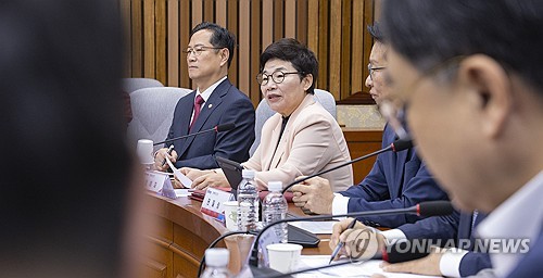 여당 정책위의장에게 인사말 하는 임이자 정책위의장