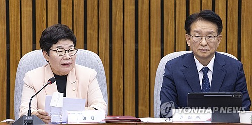 여당 정책위의장에게 인사말 하는 임이자 정책위의장