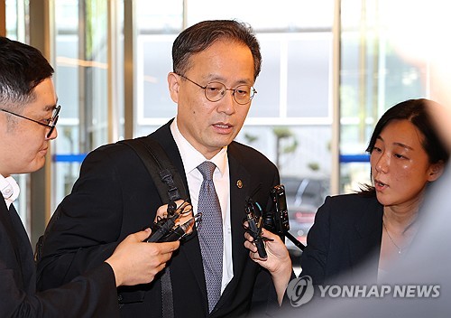 질문에 답변하는 이형일 부총리 겸 재정경제부 장관 후보자