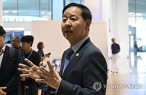 취재진 질문에 답하는 구윤철 부총리