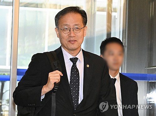 출근하는 이형일 부총리 겸 재정경제부 장관 후보자