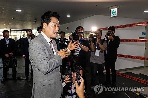 선거 관련 용품 보관 장소 살펴보는 장동혁 대표