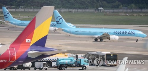 김포공항 계류장에서 이동하는 대한항공과 아시아나 항공기 모습