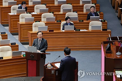 대정부질문에서 답변하는 이두희 국방차관