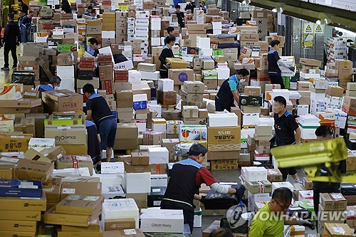 추석 명절 앞두고 분주한 택배 물류센터