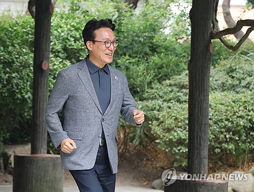 지각 입장.. 달리는 민주당 김민석 대표