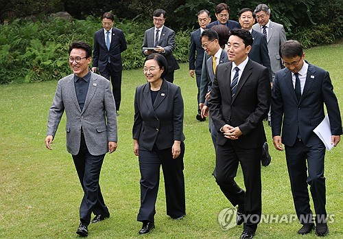 회의장으로 향하는 당정청