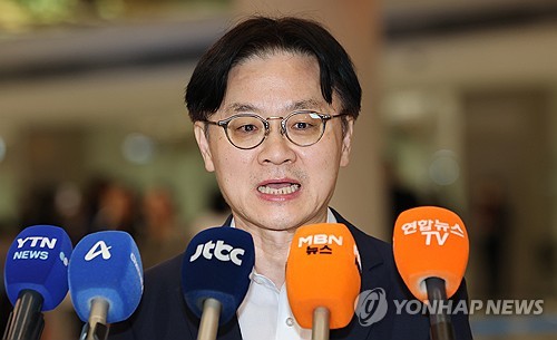 취재진 질문에 답하는 김정관 장관