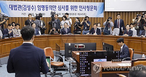 김성수 대법관 후보자 인사말 듣는 여야 인사청문위원들