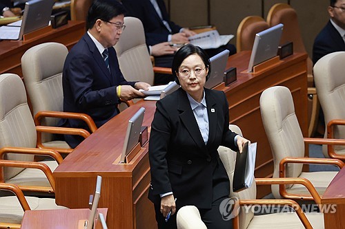 발언대로 향하는 한성숙 국무총리