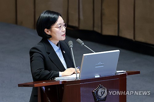 질문에 답하는 한성숙 국무총리