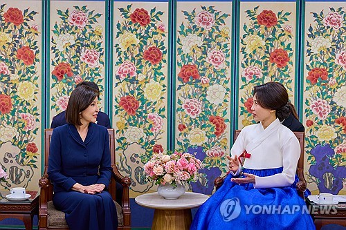 국립고궁박물관 찾은 한-우즈베크 영부인