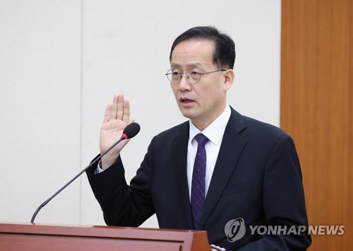 선사하는 이형일 부총리 겸 재정경제부 장관 후보자