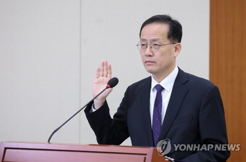 선서하는 이형일 부총리 겸 재정경제부 장관 후보자