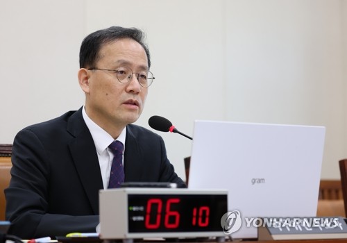 질의에 답하는 이형일 부총리 겸 재정경제부 장관 후보자