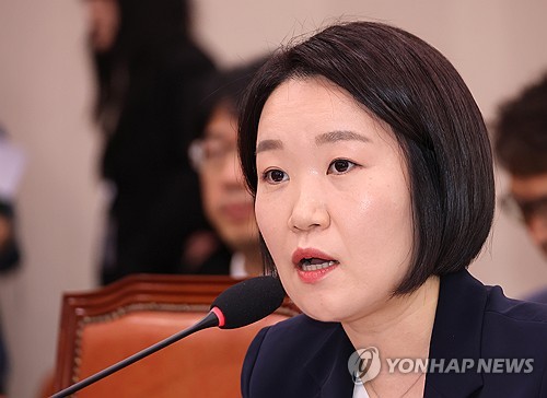 의원들 질문에 답변하는 이소영 중기부 장관 후보자