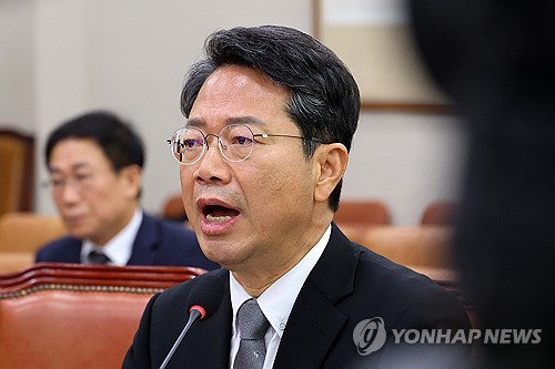 질문에 답하는 김승원 법무부 장관 후보자