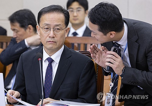 안내 받는 이형일 후보자