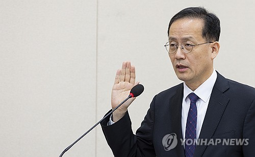 선서하는 이형일 부총리 겸 재정경제부 장관 후보자
