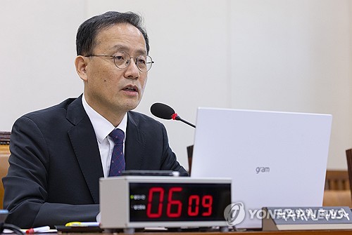 질문에 답하는 이형일 부총리 겸 재정경제부 장관 후보자