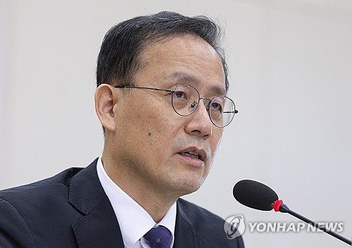 질문에 답하는 이형일 부총리 겸 재정경제부 장관 후보자